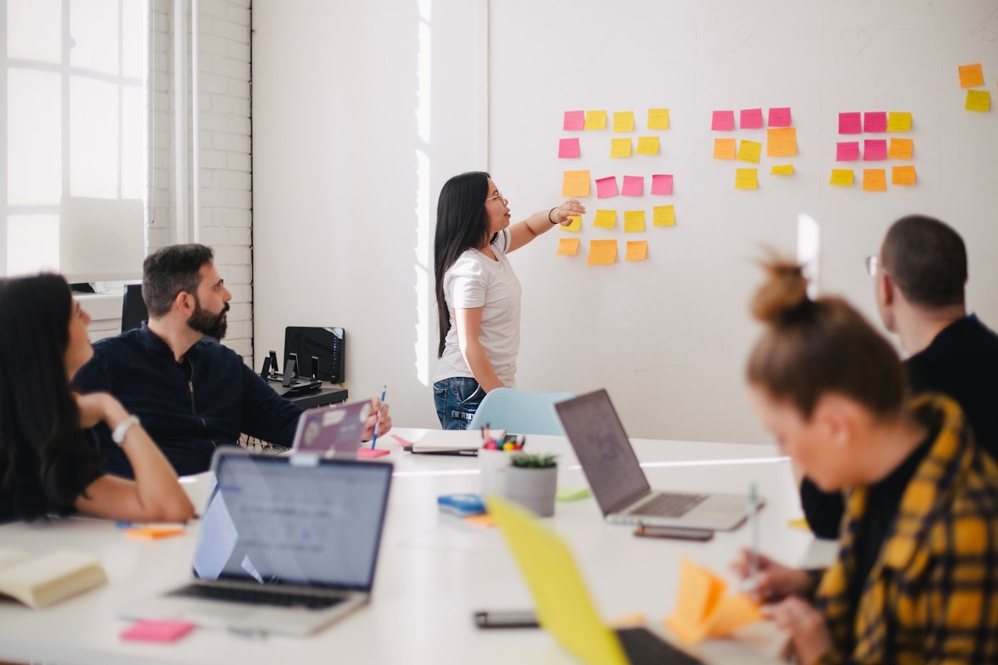 Equipe mapeando processos com post-its em um quadro