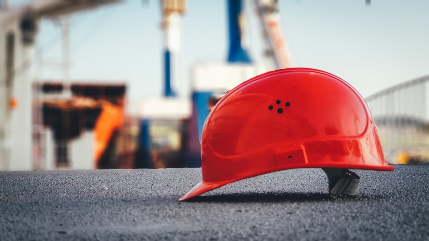 Capacete de segurança em ambiente industrial